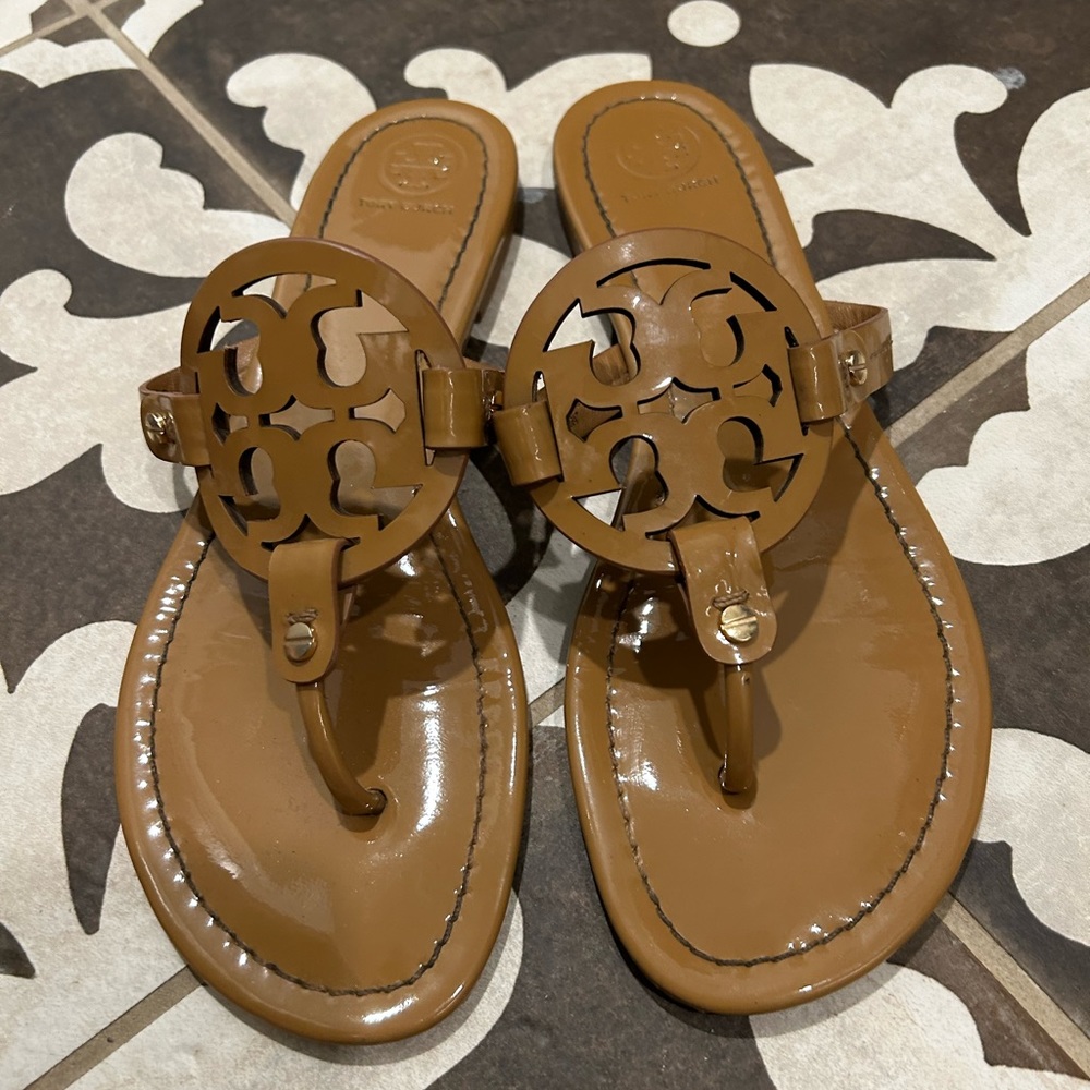 Tory Burch Miller Patent Leather Sandals Thong Flip Flops Sand Brown 9